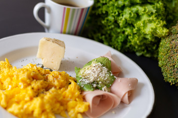 Huevos con verdura y grasas sanas, listos para una dieta keto, la cual ayudará a bajar de peso de una forma saludable y llena de carbohidratos de buena calidad, aguacate, quesos, café en desayuno.