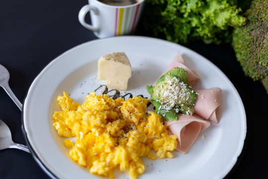 Huevos con verdura y grasas sanas, listos para una dieta keto, la cual ayudar&aacute; a bajar de peso de una forma saludable y llena de carbohidratos de buena calidad, aguacate, quesos, caf&eacute;  en desayuno.