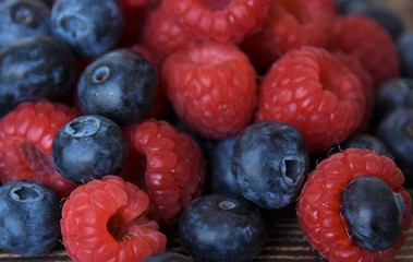 Fototapeta na wymiar ripe raspberries and blueberries closeup