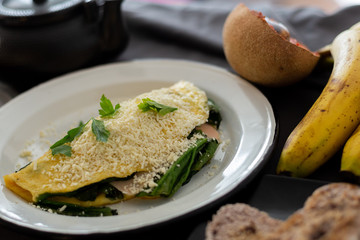 Huevos con verdura y grasas sanas, listos para una dieta keto, la cual ayudará a bajar de peso de una forma saludable y llena de carbohidratos de buena calidad, aguacate, quesos, café  en desayuno.