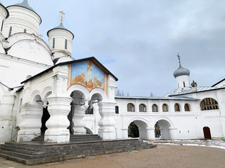 Fototapeta na wymiar Spassky Cathedral and the transition to the ancient Russian cells in the Spaso-Prilutsky monastery in Vologda in winter. Russia