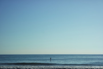 Obraz premium 평화롭게 해변을 거닐고 있는 사람의 실루엣과 말리부 해변