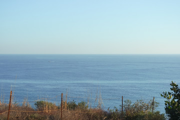말리부 해변가의 평화로운 해안선과 푸른 하늘