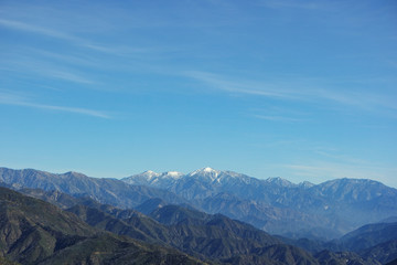 Obraz premium 맑은 날, 산 중턱에서 바라본 광활한 풍경.