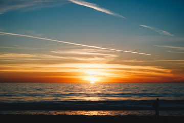 타들어가는 하늘과 석양이 드리우는 산타모니카 해변