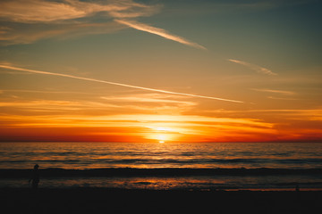 Obraz premium 타들어가는 하늘과 석양이 드리우는 산타모니카 해변