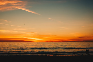 타들어가는 하늘과 석양이 드리우는 산타모니카 해변