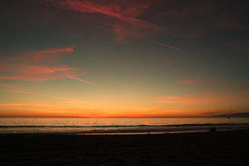 타들어가는 하늘과 석양이 드리우는 산타모니카 해변