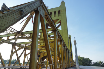 캘리포니아 새크라멘토에 있는 금빛의 타워 브리지