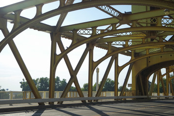 캘리포니아 새크라멘토에 있는 금빛의 타워 브리지