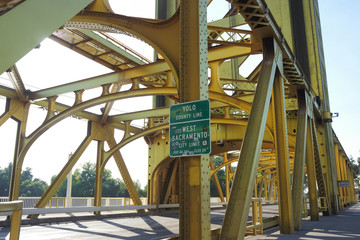 캘리포니아 새크라멘토에 있는 금빛의 타워 브리지