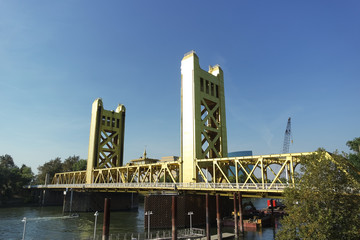 캘리포니아 새크라멘토에 있는 금빛의 타워 브리지