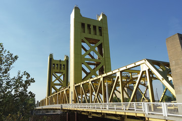 캘리포니아 새크라멘토에 있는 금빛의 타워 브리지