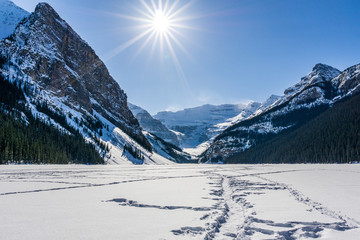 Obraz premium rocky mountains around frozen lake louise winter wonderland.