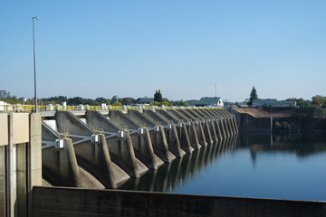 미시시피 바의 수문이 닫혀있는 댐