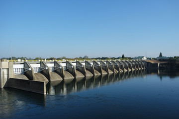 Fototapeta na wymiar 미시시피 바 앞의 수문이 닫혀있는 댐 