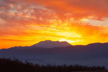 御岳山と夕焼け空、長野県岡谷市高ボッチ高原にて