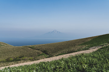 北海道礼文島より利尻富士を望める丘