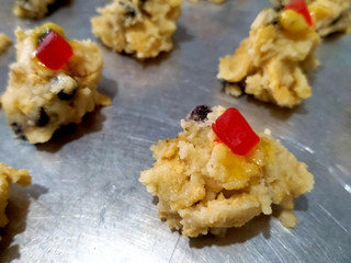 Red pearl biscuit. The main ingredients are flour, cornflakes, chocolate chips, and cherries. Cook in a hot oven.