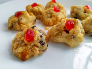 Red pearl biscuit. The main ingredients are flour, cornflakes, chocolate chips, and cherries. Cook in a hot oven.
