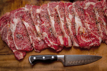 Corte de carne cruda en mesa de madera