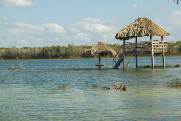 Palapas en la laguna de Tihosuco, Quintana Roo, M&eacute;xico.