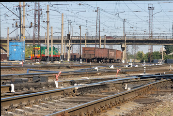 Obraz premium Kharkiv, Ukraine - August 23, 2018: Locomotive at station Osnova in Kharkiv on a sunny summer day