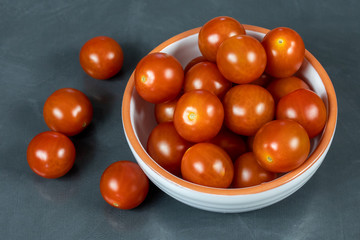 tomates cerises rouges dans un plat