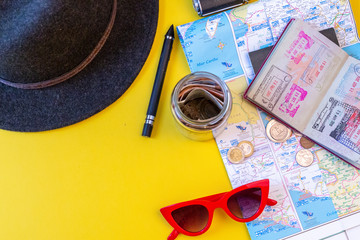 Fototapeta premium Viajar con poco dinero, administrando los recursos económicos y salir de tu país para conocer el mundo utilizado lo indispensable un pasaporte, un mapa, notas y toda la imaginación y sueños. 