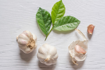 Garlic cloves and bulb in cloth vintage.
Garlic cloves on rustic table in wooden bowl. Fresh peeled garlic and bulbs.