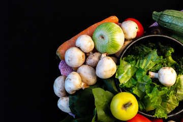 Ensalada lista para comer, llena de vegetales y para una dieta baja en carbohidratos o keto, llena de grasa nutritivas para tener un cuerpo esbelto y con mucha energía, con lechuga un poco de tomate.