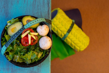 Ensalada lista para comer, llena de vegetales y para una dieta baja en carbohidratos o keto, llena de grasa nutritivas para tener un cuerpo esbelto y con mucha energía, con lechuga un poco de tomate.