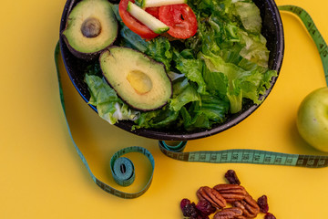 Ensalada lista para comer, llena de vegetales y para una dieta baja en carbohidratos o keto, llena de grasa nutritivas para tener un cuerpo esbelto y con mucha energía, con lechuga un poco de tomate.