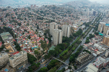 Fototapeta premium Vista aérea de la autopista Valle-Coche y los barrios populares de San Agustín en Caracas, Venezuela
