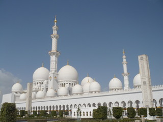 Fototapeta na wymiar Abu dhabi, vue de la mosquee Sheikh Zayed