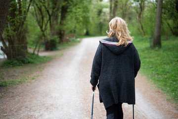 Frau im mittleren Alter beim Walken in der Natur 