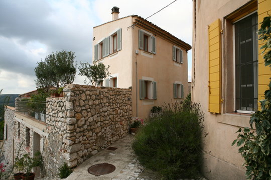 Trets et la montagne Sainte-Victoire en Provence, France