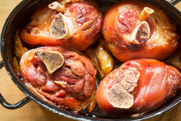 Roasted pork knuckle with onions in beer 