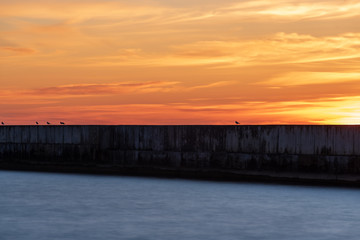Obraz premium sunset in the baltic sea overlooking the pier