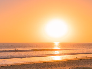 couché  soleil mer promeneur personne  orangé