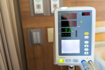 EKG and Monitor vital sign Use for patients in the hospital.