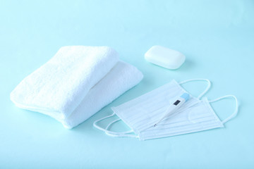 感染症対策　マスクと体温計と石鹸とタオル