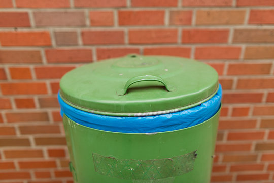 Gr&uuml;ner Abfalleimer mit Plastiksack