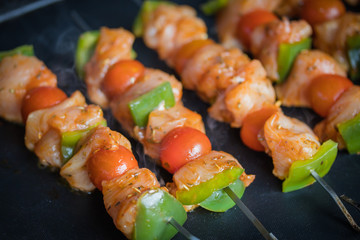 brochettes de poulet en train de cuire 