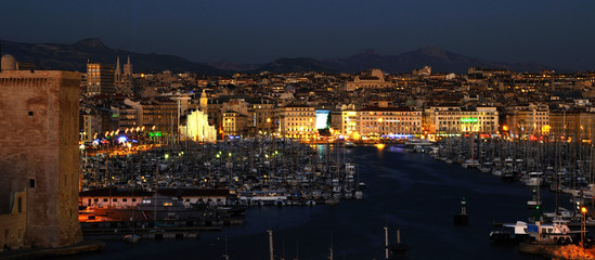 Coucher de soleil sur le Vieux-Port de Marseille
