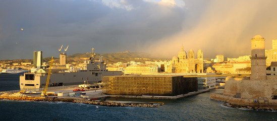 Jeux de lumières au coucher de soleil à Marseille : vue de l'esplanade du J4, du MUCEM et de la cathédrale, en présence du bâtiment de projection et de combat "Dixmude" de la marine nationale