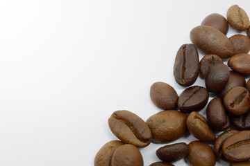 Obraz premium Coffee beans spread on white background
