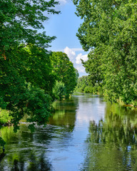 Fototapeta na wymiar Am Wertach-Kanal im Augsburger Stadtgebiet
