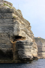 cavit&eacute; dans la falaise
