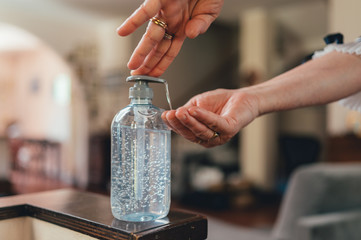 Gel per mani per igienizzare. Lavarsi le mani per combattere germi e batteri  